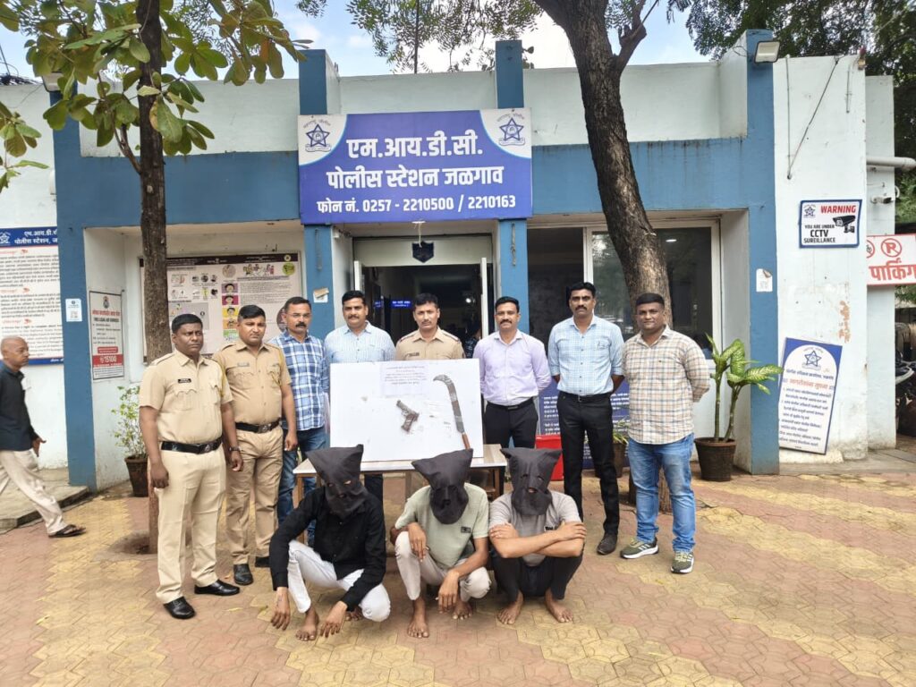 एमआयडीसी पोलिसांची कारवाई: हद्दपार गुन्हेगार जेरबंद  गावठी कट्टा, जिवंत काडतुस व धारदार कोयतासह तिघे पकडले