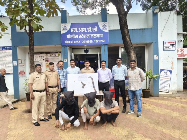 एमआयडीसी पोलिसांची कारवाई: हद्दपार गुन्हेगार जेरबंद  गावठी कट्टा, जिवंत काडतुस व धारदार कोयतासह तिघे पकडले
