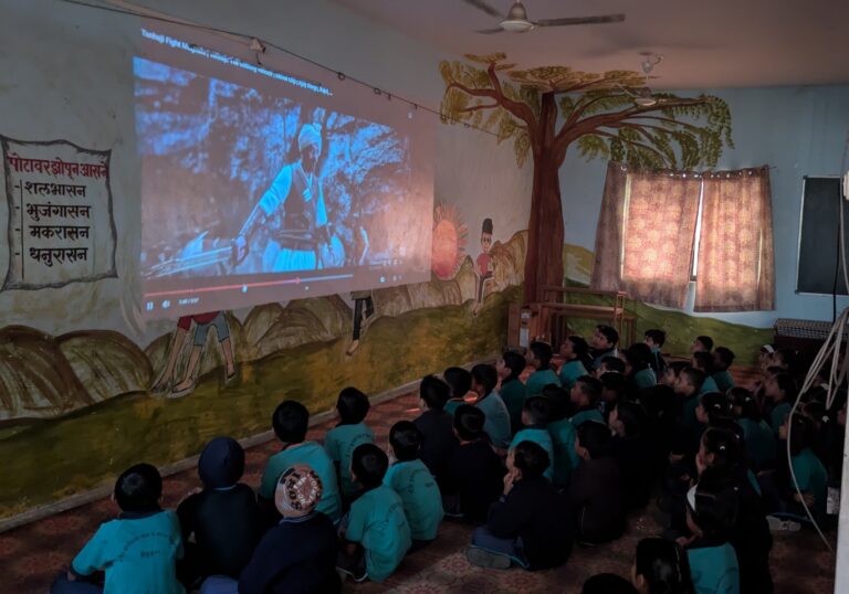 संत ज्ञानेश्वर विद्यालयात तानाजी पुण्यतिथीनिमित्त ‘तानाजी’ चित्रपटाचे प्रदर्शन