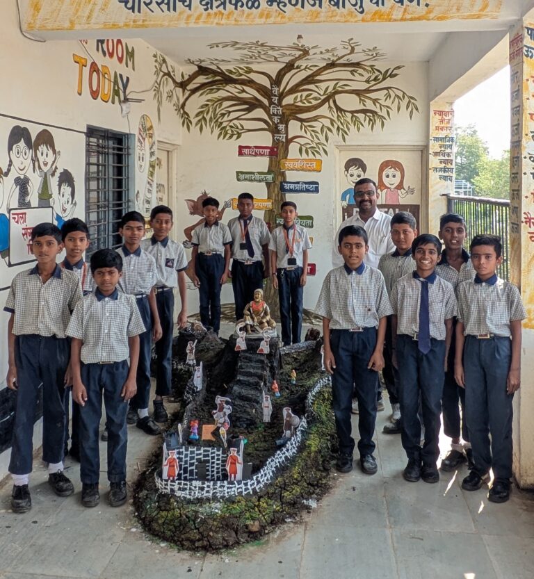 विद्यार्थ्यांच्या किल्ला प्रदर्शनाने पालकांची मने जिंकली