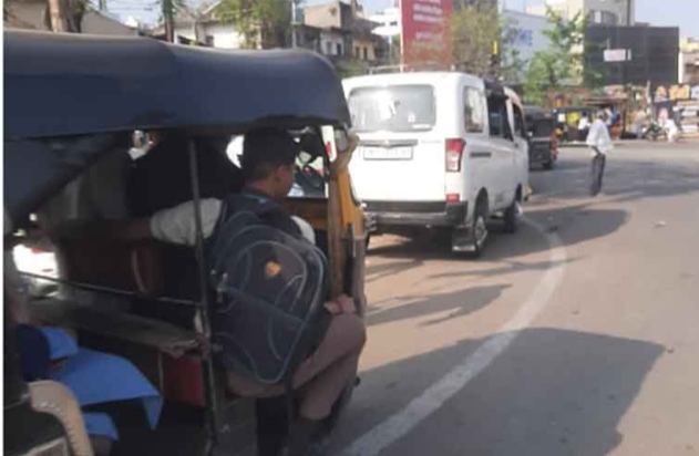 जळगाव शहरात रिक्षांमधून विद्यार्थ्यांचा जीवघेणा प्रवास; पालकांमध्ये चिंता